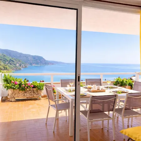 ⭑ Terrace + Sea Views + Private Beach. What Else? ⭑ Appartamento *